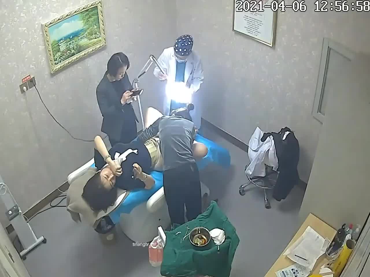 #偷窥 #偷拍自拍 #素人 #业余真实 #监控医院女职工让自己医院的同事给自己检查妇科病