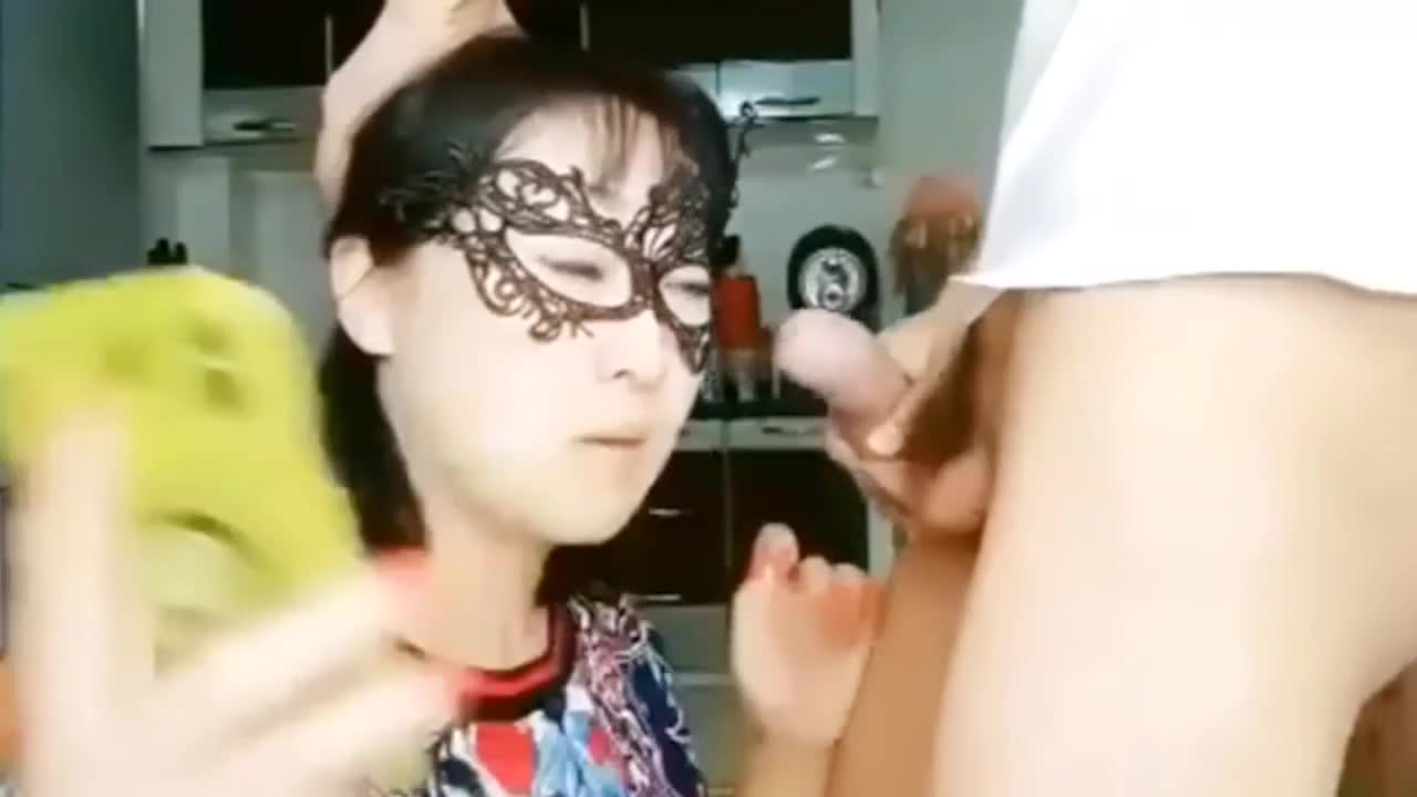 #乱伦 #熟女 #口交 #女性高潮 #偷拍自拍妈妈跟爸爸打电话儿子用鸡巴玩弄妈妈