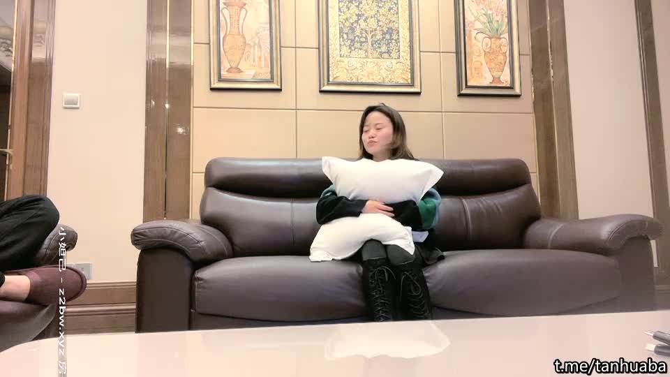 反差高中生：校服下的火辣偷拍画面