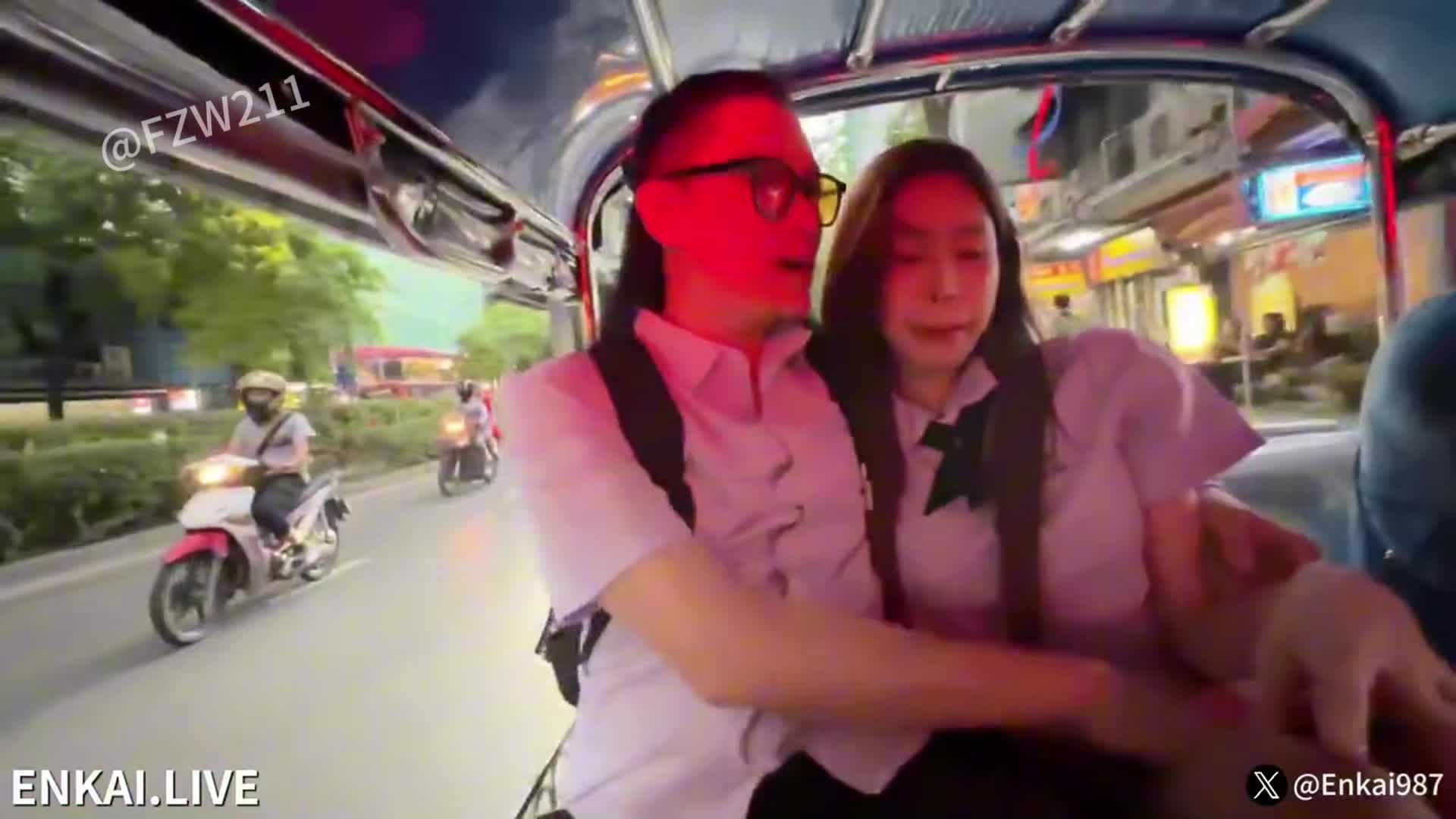 推特原创走马探花 恩凯 爆操东南亚巨乳黑丝骚母狗 母狗奶子是真大 操起来真爽 期间还跟摄影师交流 这探花比国产的有意思 点击查看更多
