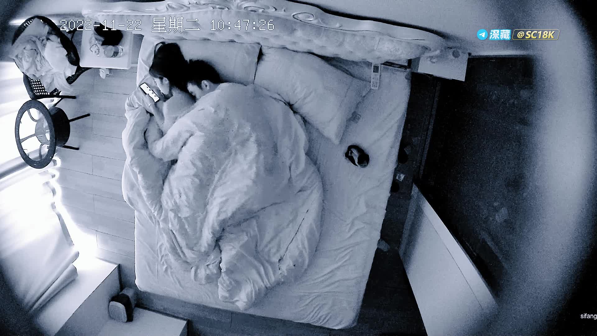 偷拍到的情侣夜游校园，反差到她脱下校服后的惊艳画面让人停不下来 点击查看更多