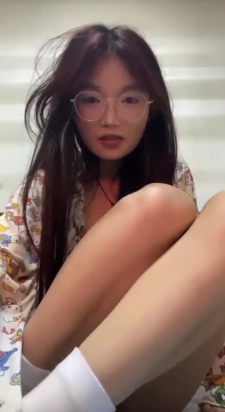 抖音网红眼镜萝莉学生妹困困兔 大哥抽利群吗？ 极品反差骚母狗在宿舍大尺度裸播自慰