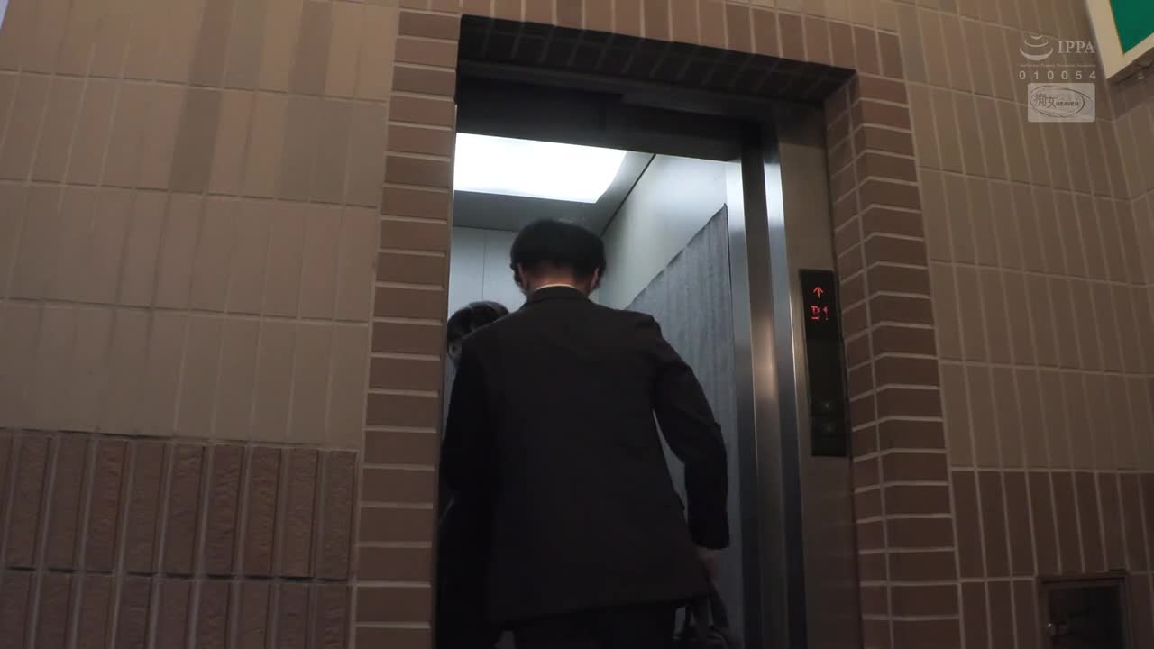 #御姐 #反差 你们全都猜错了，其实是我强奸了上司小处男-1 点击查看更多
