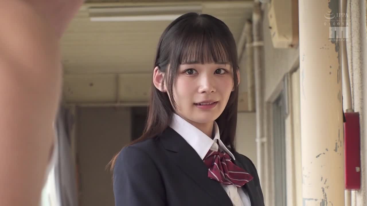 趁学生女儿睡着猥亵，偷拍直接对着镜头强暴 点击查看更多