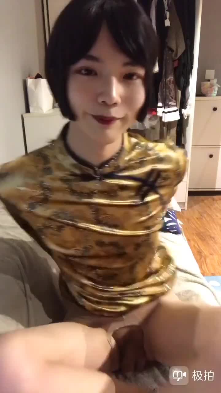 标题：穿旗袍更有韵味了呢标签：#伪娘 #肉便器 #雌堕 #龟头锁 #麟烟阁 @lygbl简评：可爱包茎伪娘身穿金色旗袍带着粉色龟头锁，用自慰棒震动自己肉棒，没人调教就自己调教