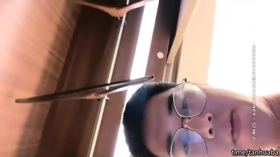 高中生反差日常：清纯外表下的秘密偷拍 2503 点击查看更多