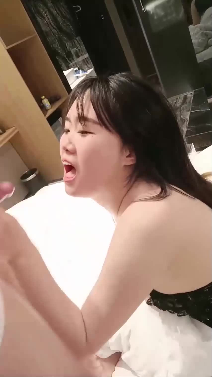 #口交 #淫荡对话 #美女 #性交 #狂插酒店约炮大战漂亮美少妇还有摄像小哥精瘦大屌炮友顶级美臀打桩机操的娇喘连连