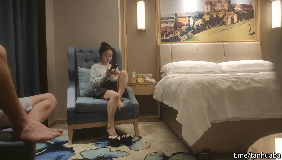 反差少女：高中生的禁忌偷拍记录 2503 点击查看更多
