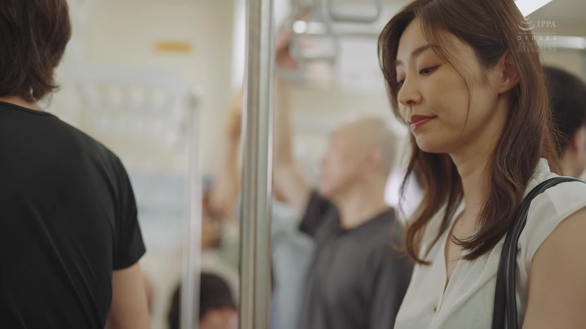 萝莉颜值的少妇表面羞涩，实则福利姬大佬，绿帽男友傻乎乎夸她可爱却不知她私下有多骚-1 点击查看更多
