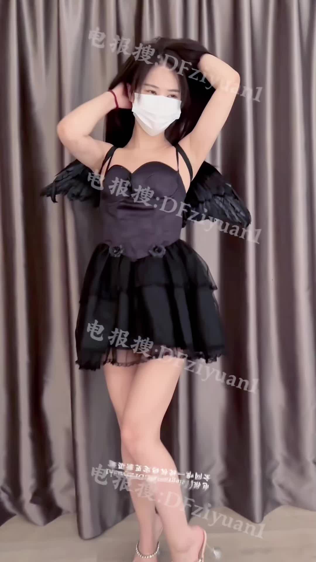 #反差 #偷情 #出轨 #绿帽170澳洲留学生母狗，我的小黑天使每次偷情酒店都给我惊喜！给她戴着眼罩偷拍她被口交的私密画面，高中生反差婊沉迷自慰，绿帽男友看她被韩国帅哥干到尖叫-1 点击看超多骚姬