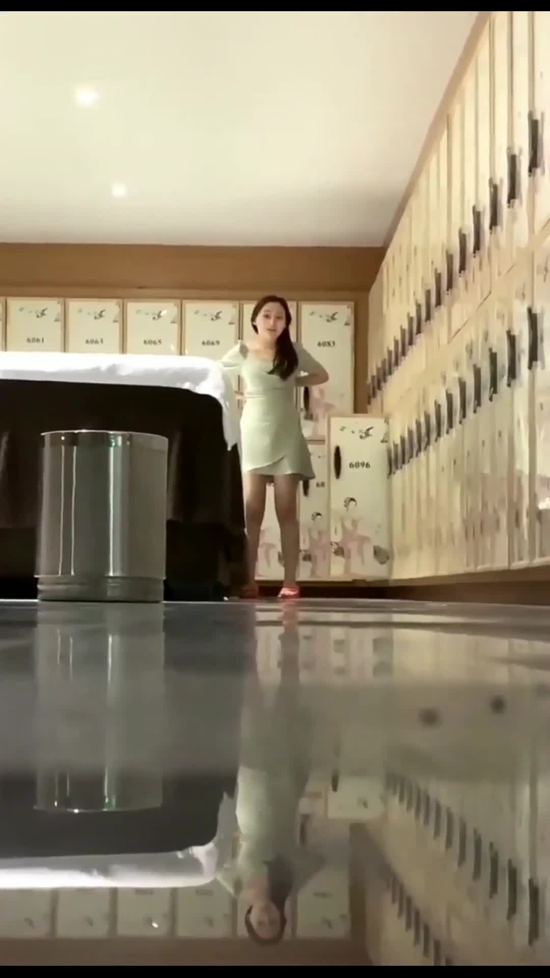 #偷拍 #韩国 大众浴室内部员工偷拍 多位美女少妇光溜溜的换衣服-1 点击查看更多