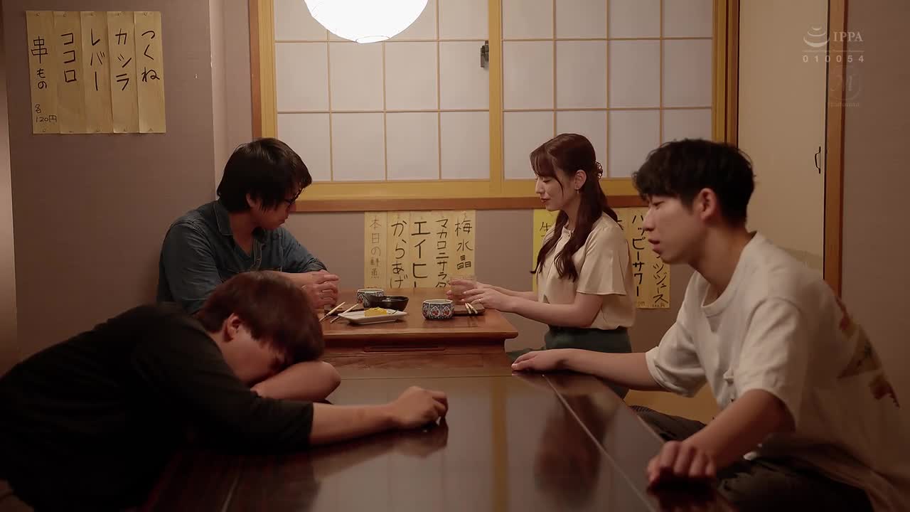 #偷情 #出轨 已婚妇女和男学生毕业之前，她获得了一把复制的单人间钥匙-1 点击查看更多