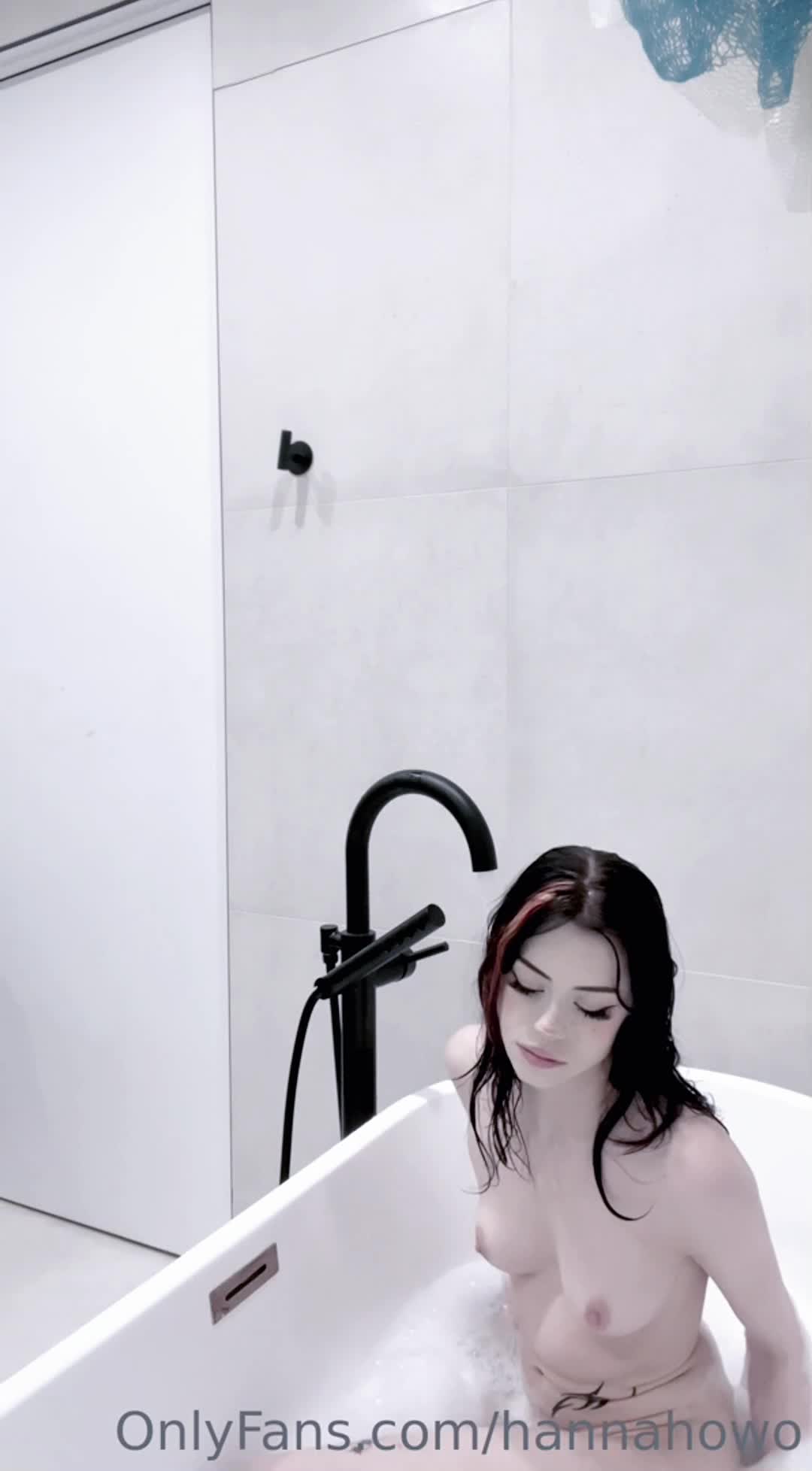 #onlyfans #萝莉 顶级甜美反差的少女浴室沐浴自慰针的很不戳 点击查看更多