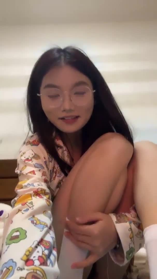 （困困兔吖）00后萝莉嫩妹，高中戴眼镜反差母狗，长的像爱你女主徐若晗