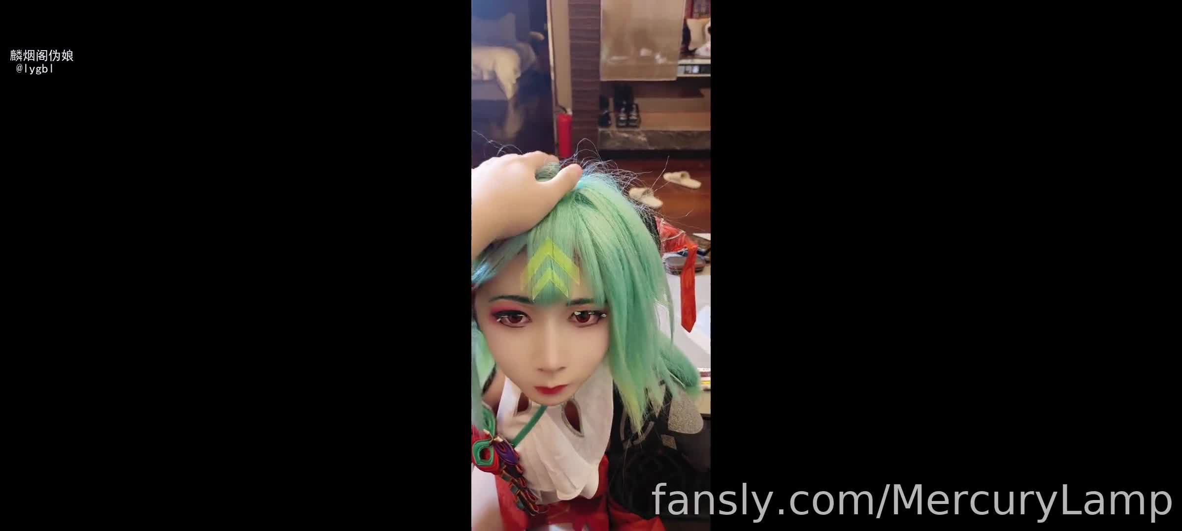 标题：长的就和个手办一样标签：#伪娘 #ts #cd #男娘 #麟烟阁 @lygbl简评：这小玩意还挺可爱的，长的就和个手办一样，用自己的玉足玩鸡巴的时候就更有感觉了，舒服的一批