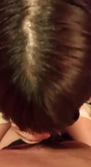 绿帽男亲眼目睹少妇老婆被学生操翻，那反差婊扭着腰迎合鸡巴抽插，小嘴含着屌根舔吸，骚逼被干得淫水直喷，虞梅浪得没边，谁能忍住不看她被干得多贱？
