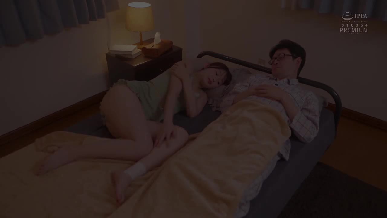 #绿帽 #按摩 老公请私人按摩师，上门按摩把我强奸了他在旁边偷看-1 点击查看更多