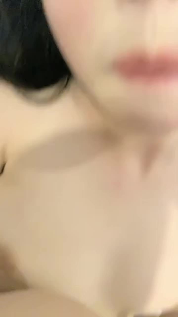 大奶女友 啊啊老公操我骚逼 在家爱爱 被大鸡吧男友无套输出 上位骑乘边操边喷 奶子哗哗 射了满满一奶子精液#大奶  #骑乘  #无套