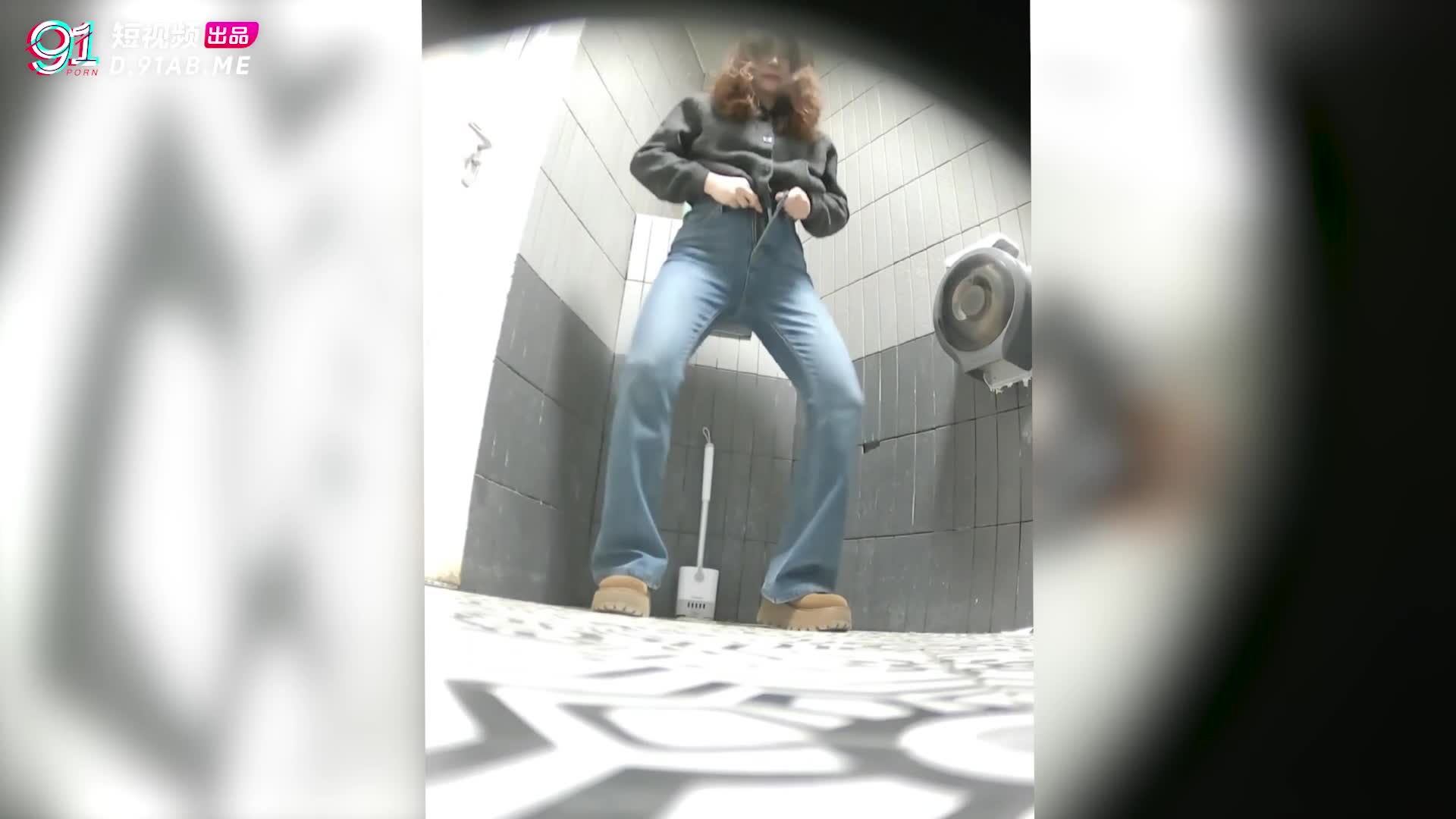 #女厕 #偷拍写字楼女厕前后景偷拍 美眉尿尿菊花收缩