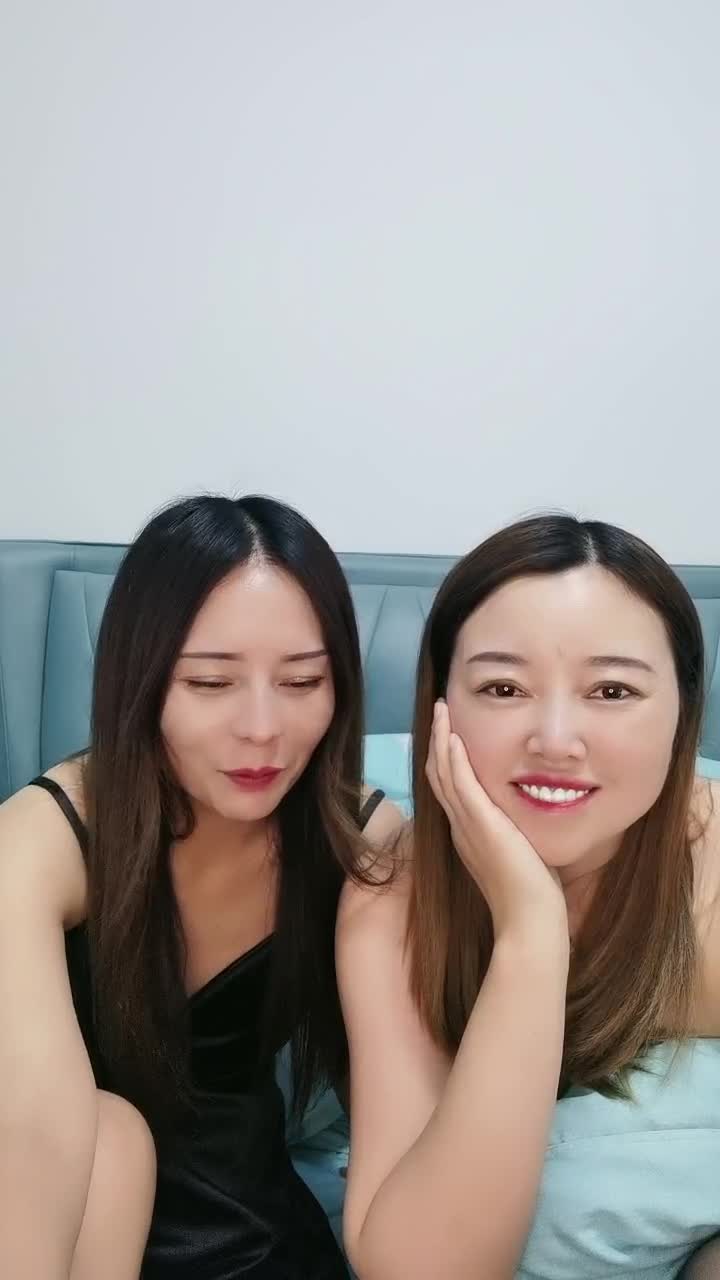 两个中年美少妇的诱惑还有一个好大哥，跟狼友互动撩骚听指挥，吃奶玩逼道具抽插，口交大鸡巴#少妇   #口交
