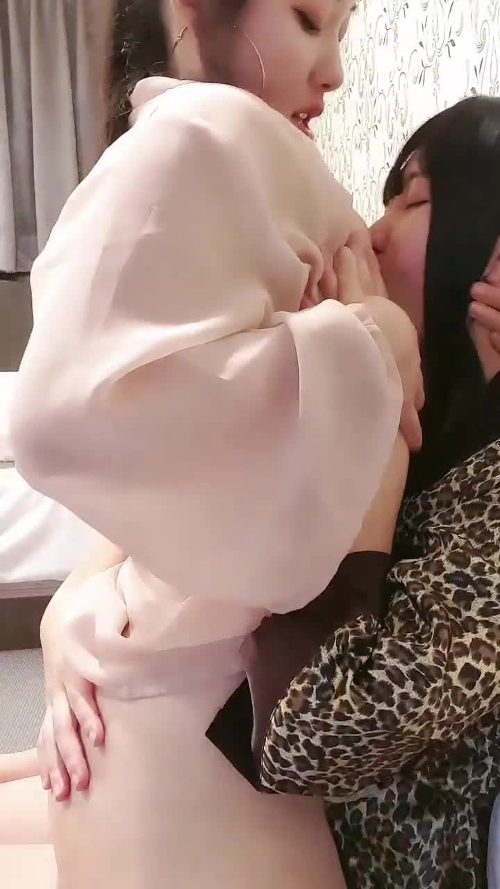 #自慰 #女同拉拉 #直播 #露脸 #舔逼颜值姐妹花大秀互动狼友精彩刺激