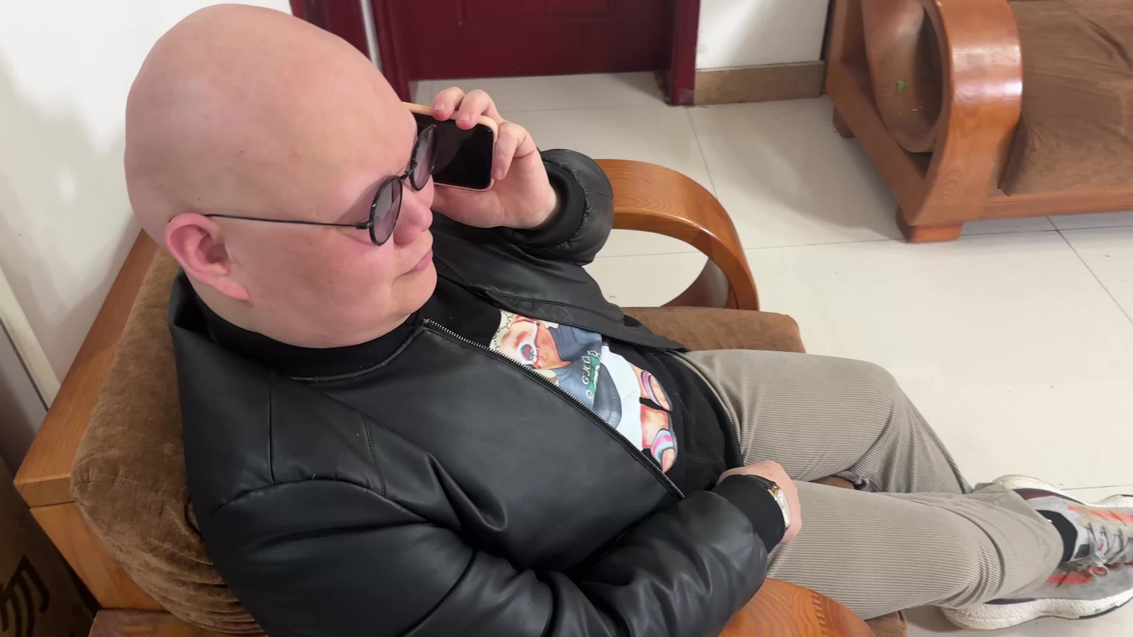 另类剧情，芳草冰恋系列【反杀】变态肥猪光头佬，反杀两位小姐姐，然后猥亵尸身#剧情  #反杀