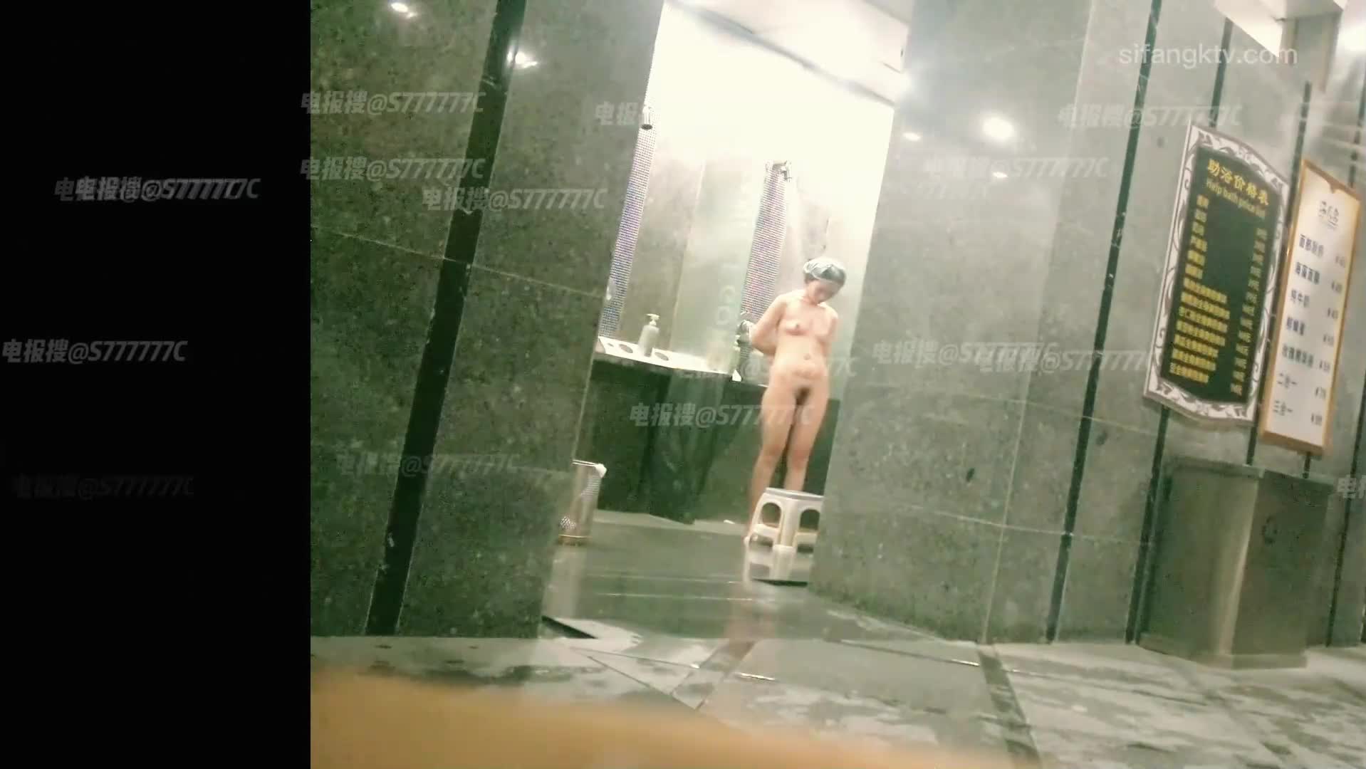 #偷拍 #浴室 #韩国韩国极品美女们在水上乐园淋浴室偷拍美女 洗澡前还化妆，洗完脸卸妆素颜也挺好看很真实 点击查看更多