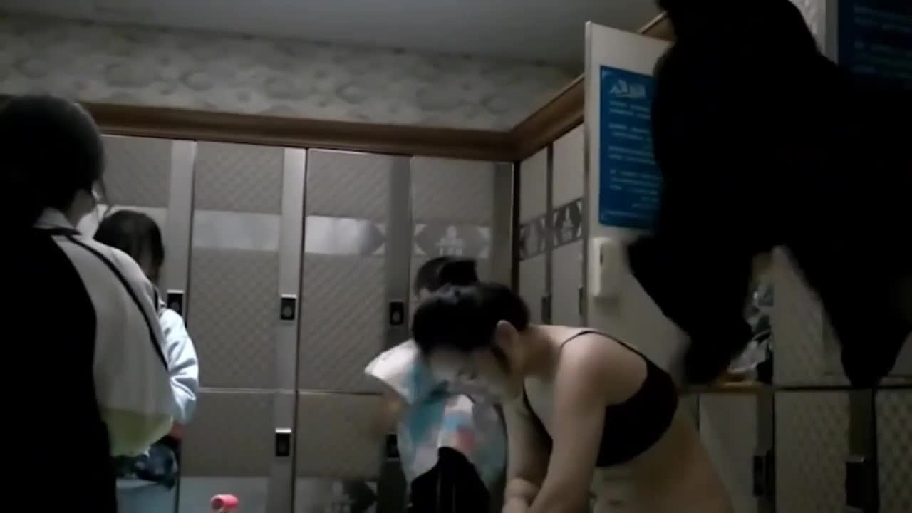#偷窥 #偷拍自拍 #素人 #业余真实 #厕所大神让老婆在东北澡堂偷拍别的女人洗澡满屏幕的奶子乱晃就是身材太普通了