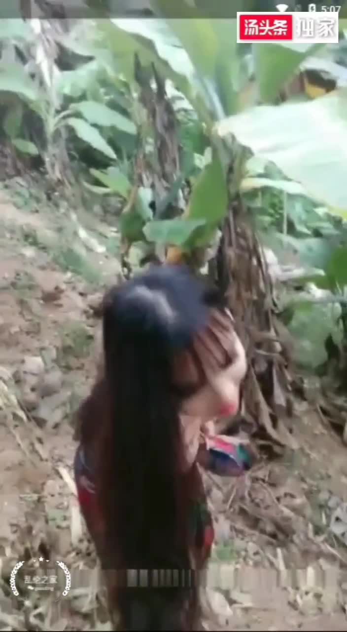 #少女 #乱伦 #大鸡吧（2）明星颜值越南美女被男主播和土豪胖粉丝约到香蕉林野战妹子中文说得很溜据说给钱就能约啪-