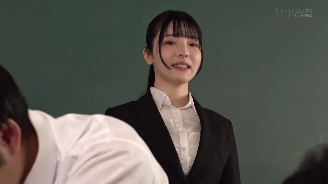 #萝莉 #学生 #反差章若楠版清纯美丽，高中生外貌的萝莉反差贱货，精神小妹私下骚劲十足，肥臀一抖能勾魂，偷情时她跪着舔澳门保安下面还伸手摸你前面，边操边掐自己奶子求你用力，客厅沙发上她喘息声压不住真带劲 点击查看更多