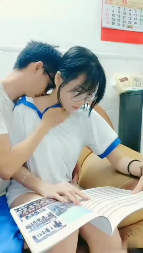 深圳罗湖外语中学女眼镜妹，身材一级棒，看上去是斯文学霸，实际是纹身反差骚货，被社会青年带回家操#深圳  #反差