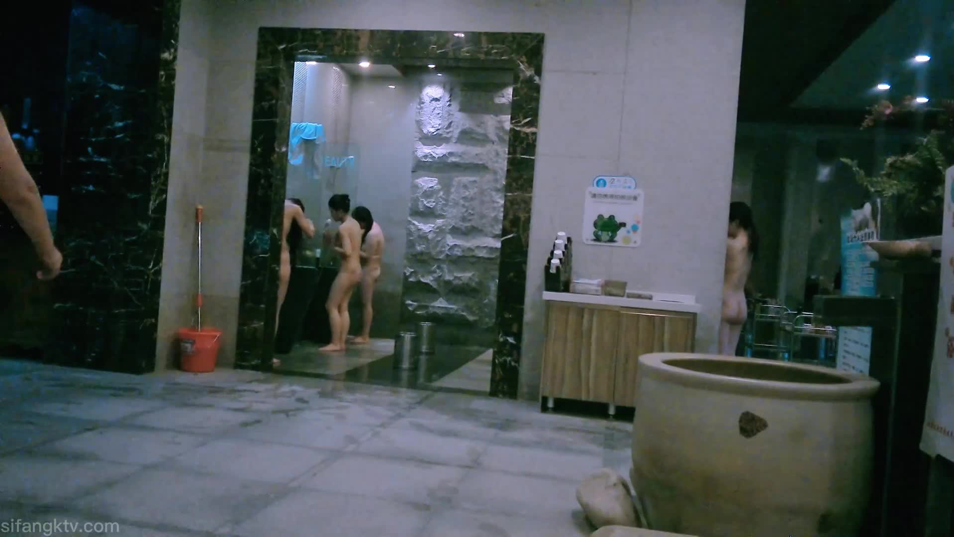 #偷拍 #浴室 #韩国韩国极品美女们在水上乐园淋浴室偷拍美女 洗澡前还化妆，洗完脸卸妆素颜也挺好看很真实 点击查看更多