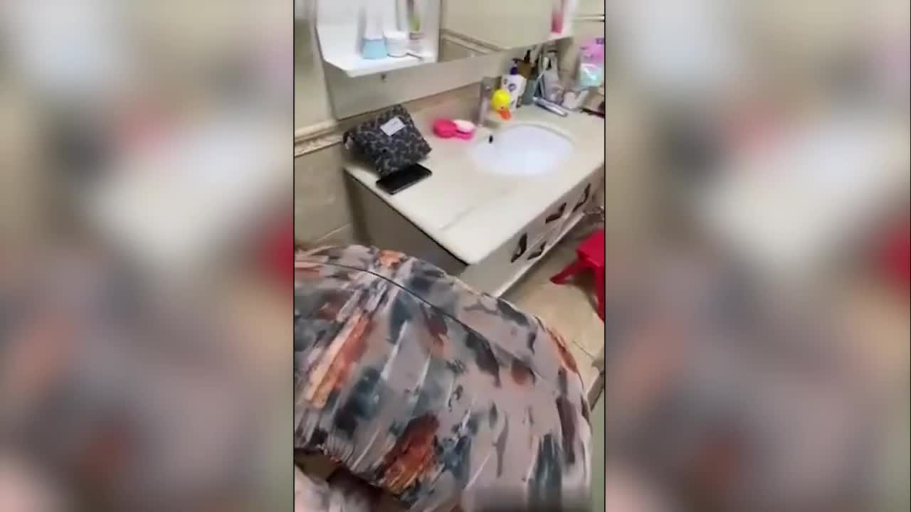 #乱伦 #姨子 #口交 #后入大姨子主动勾引小八岁的妹夫，妹妹怀孕帮妹夫清枪，口活后入让妹夫干爽