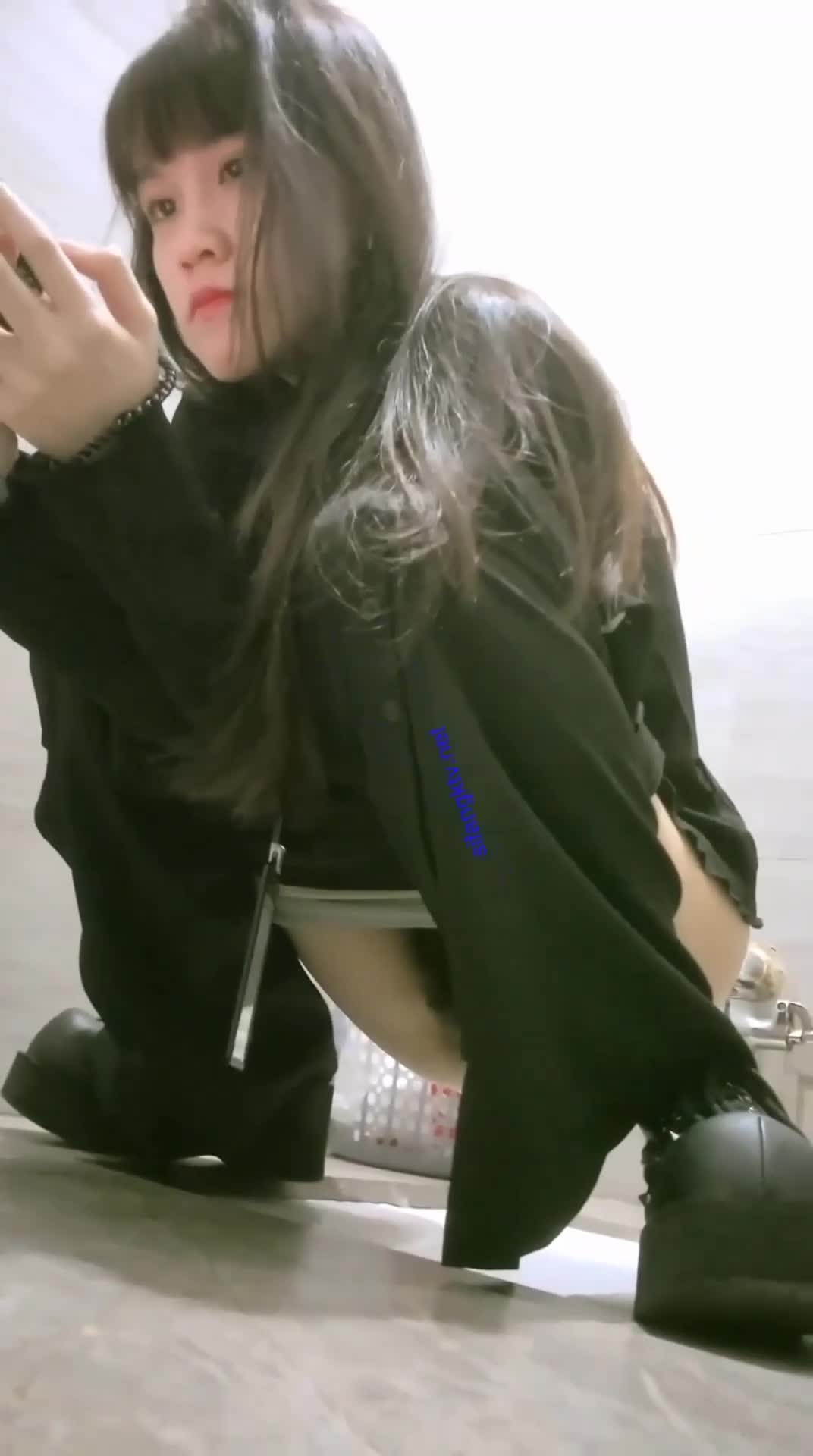 #偷窥 #偷拍自拍 #素人 #业余真实 #厕所同一位女神两次不同的装扮来尿尿