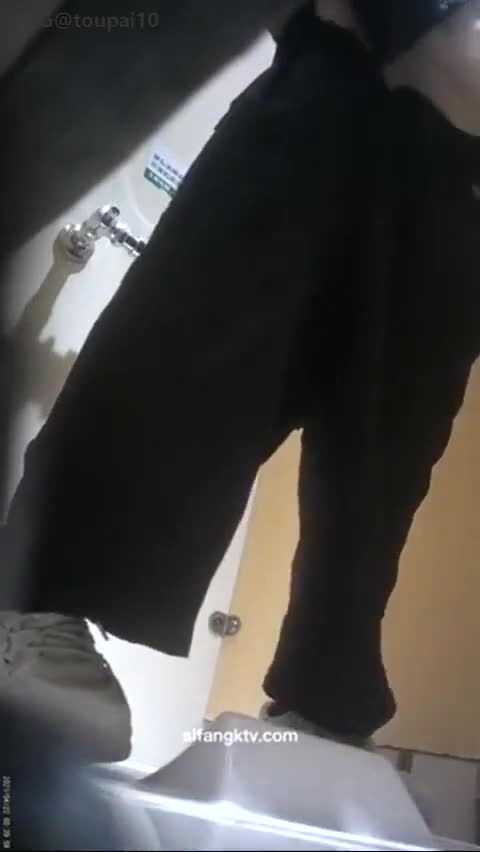 #偷窥 #偷拍自拍 #素人 #业余真实 #厕所KTV偷拍来唱歌的顾客