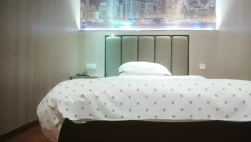 一代炮王，【山鸡岁月】，33岁单亲妈妈，一番巧言花语下，顺从的来到酒店，大奶子白花花的肉体真刺激#山鸡岁月  #大奶子  #单亲妈妈