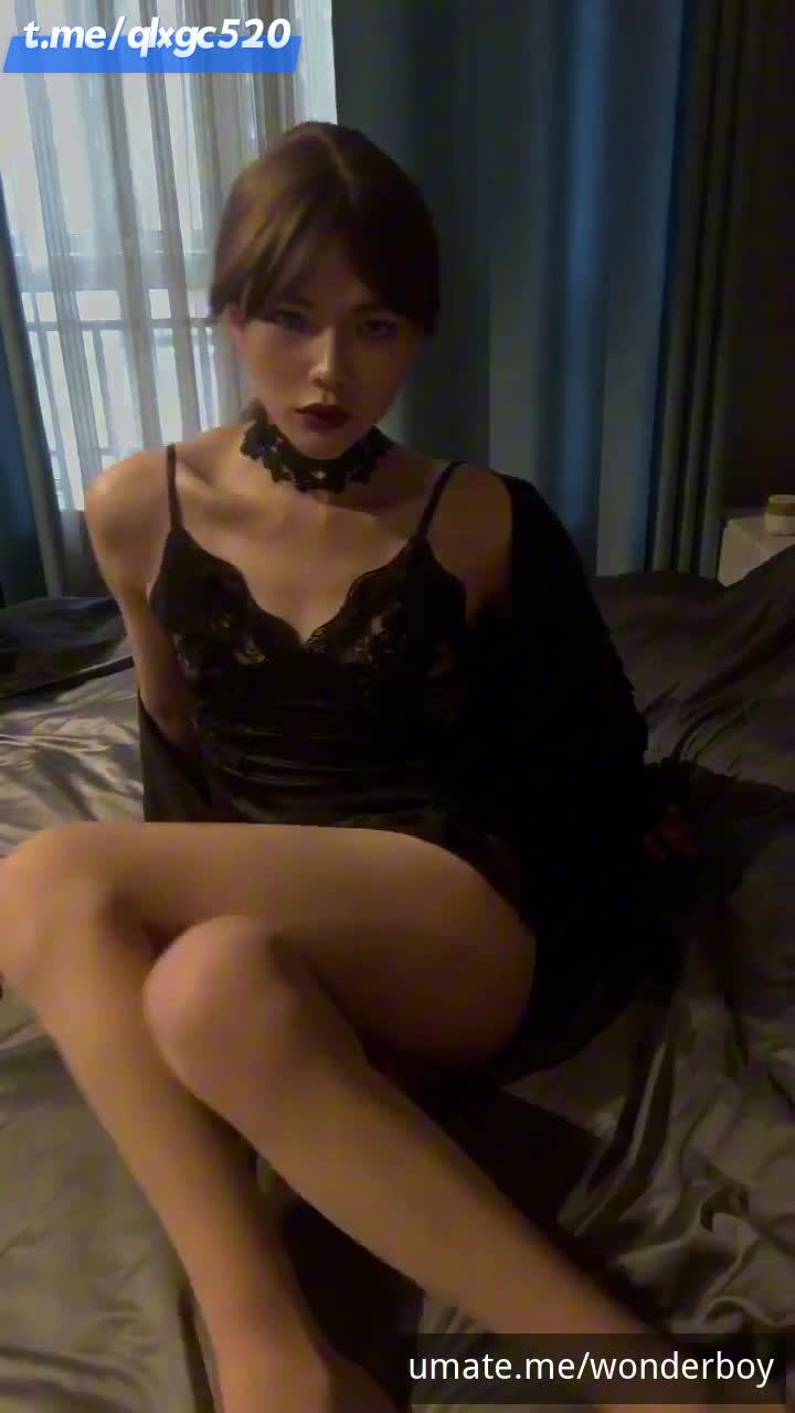 #伪娘 #神奇男孩 #umate #撸射16分钟完整版~学生妹伪娘对着镜头露出敏感乳头，不断挑逗自己，夹住勃起的阴茎，最后在羞耻中达到高潮，对着镜头射出浓精！来自神奇男孩的珍藏~