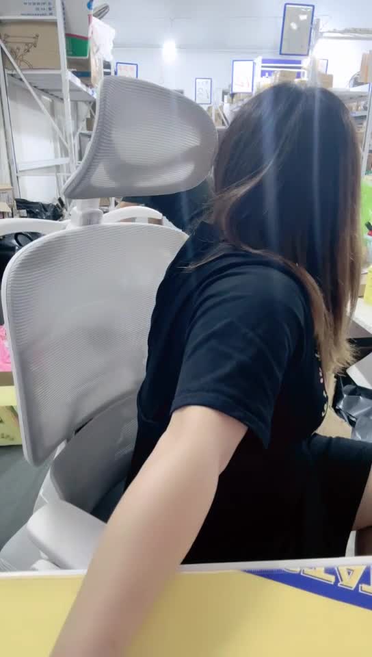 【快递小妹】颜值巨奶，快递站人来人往，塞跳蛋上班，受不了手淫潮喷，超刺激#快递小妹  #巨奶  #潮喷