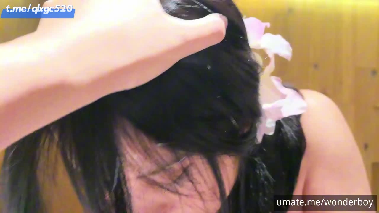 #伪娘 #神奇男孩 #umate可爱的药娘这次换上我喜爱的运动文胸和黑色连裤袜，凸起的乳头异常敏感，按住她的头深喉，直接顶到喉管，超级舒服；强迫她帮我舔菊花，只能屈辱服从，用舌头深入我的肛门，最后被我迎面插入，药娘的菊花实在是太紧了最后射精！