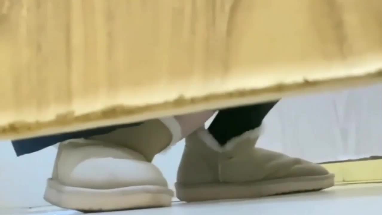 #偷窥 #偷拍自拍 #素人 #业余真实 #厕所厕所偷拍美女嘘嘘上厕所