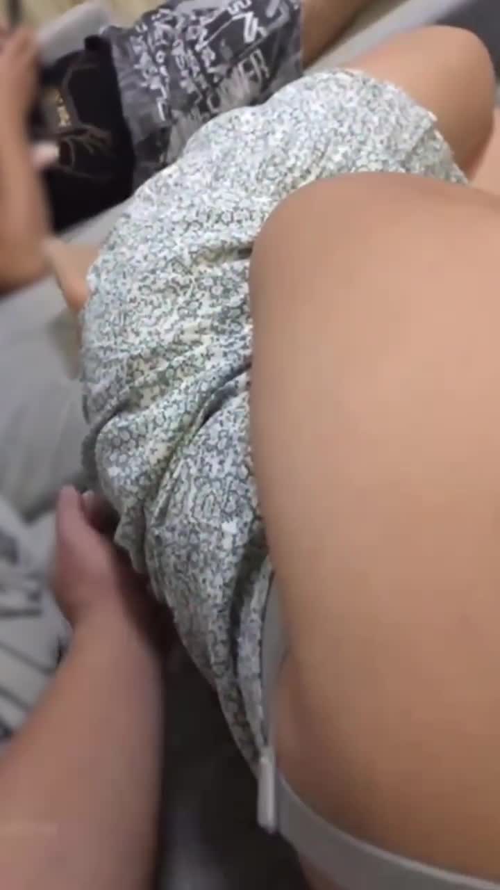 变态老公求老婆在儿子面前露逼，故意把儿子房门打开，在客厅操老婆故意给儿子听，绿帽癖玩到自己儿子头上了#绿帽乱伦  #绿帽癖
