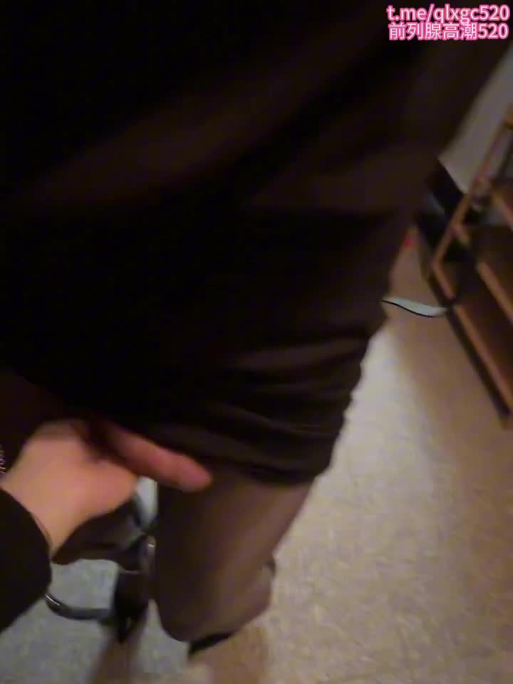 #伪娘 #人妖 #ts #男娘 腿腿双手被绑在椅子后 坐在椅上看着自己的 主人一手牵着狗链 一手在给腿腿️ 真的受不了 爽到翻白天
