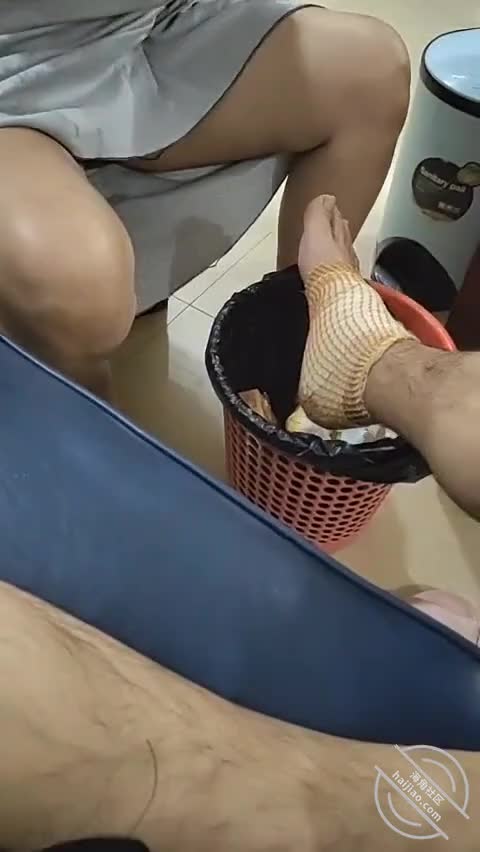 自称全网最真实，剧本死全家，13万粉海神【披风少年爱老妈】付费钻石贴2，记录与老妈的各种乱伦#乱伦  #披风少年爱老妈  #母子乱伦