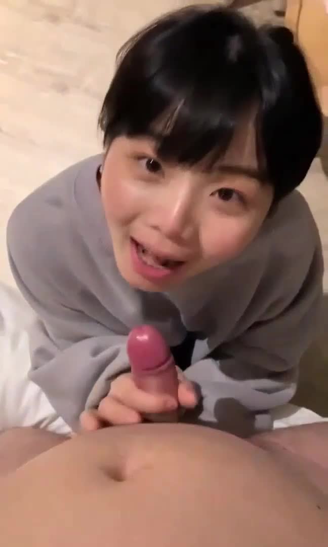 #口交 #偷拍自拍 #素人 #第一视角 #业余真实家中与炮友激情十足面带笑容欢乐的气氛疯狂口交吞食大屌舔舐蛋蛋太爽了呀