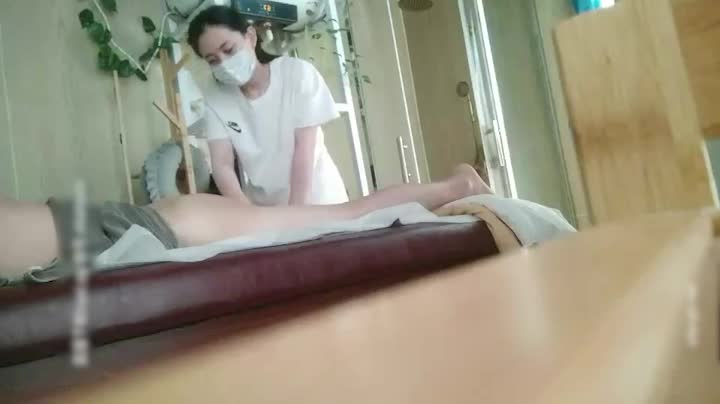 【按摩店迪丽热巴】颜值爆表的天神下凡，一脸不情愿的高冷模样，猥琐嫖客抓奶惹女神生气！#迪丽热巴  #按摩店  #高冷  #抓奶