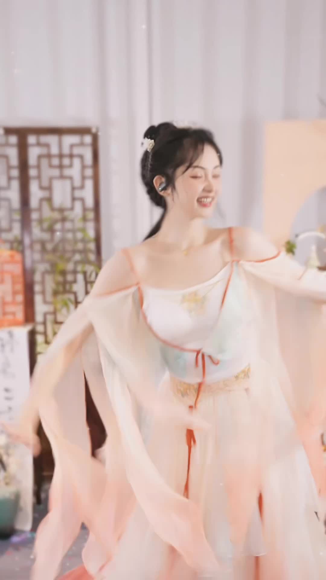 #肉呼呼 #抖音 #舞蹈 #中国舞 @ikan_live 2024-06-19