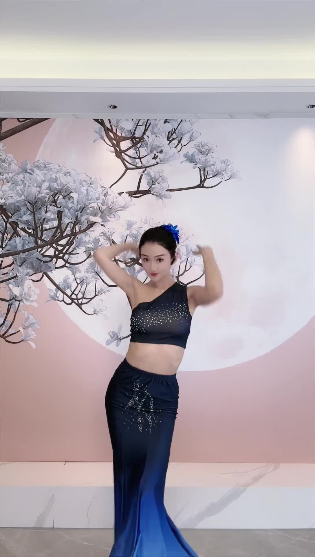 #中国舞_莹莹 #抖音 #舞蹈 #中国舞 @ikan_live 2024-06-12喜欢请点赞支持下 ️助力频道
