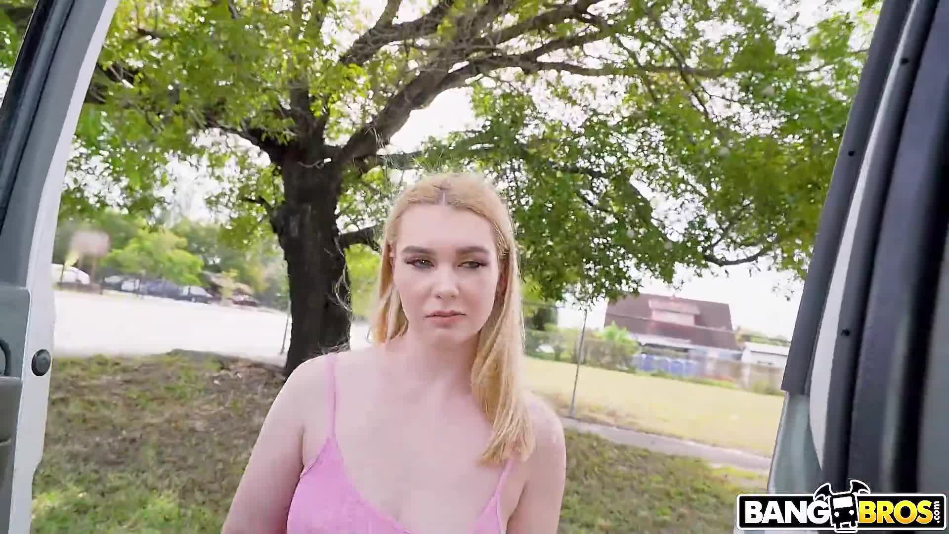 吊带衣超短裙小姐姐邀请她上车做爱，身材真霸道前凸后翘丰腴肉感顶不住，揉捏挑逗啪啪猛力操穴冲击