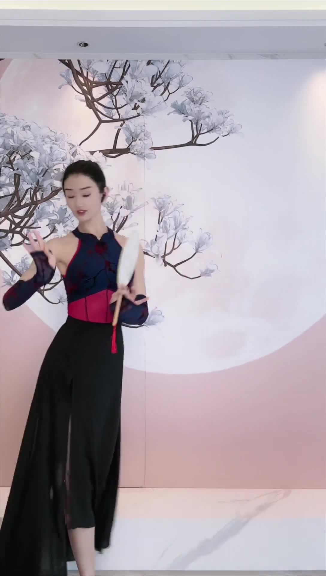 #中国舞_莹莹 #抖音 #舞蹈 #中国舞 @ikan_live 2024-06-12喜欢请点赞支持下 ️助力频道