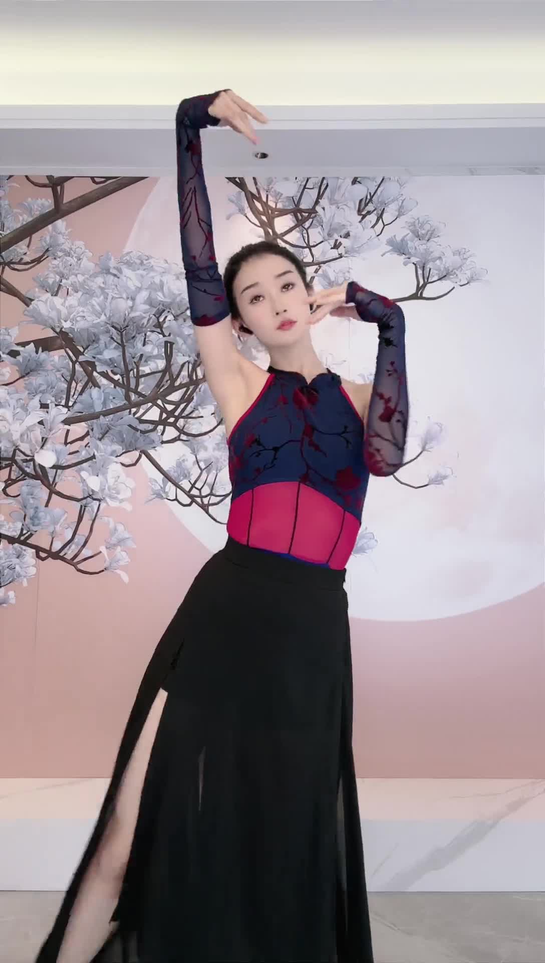 #中国舞_莹莹 #抖音 #舞蹈 #中国舞 @ikan_live 2024-06-12喜欢请点赞支持下 ️助力频道